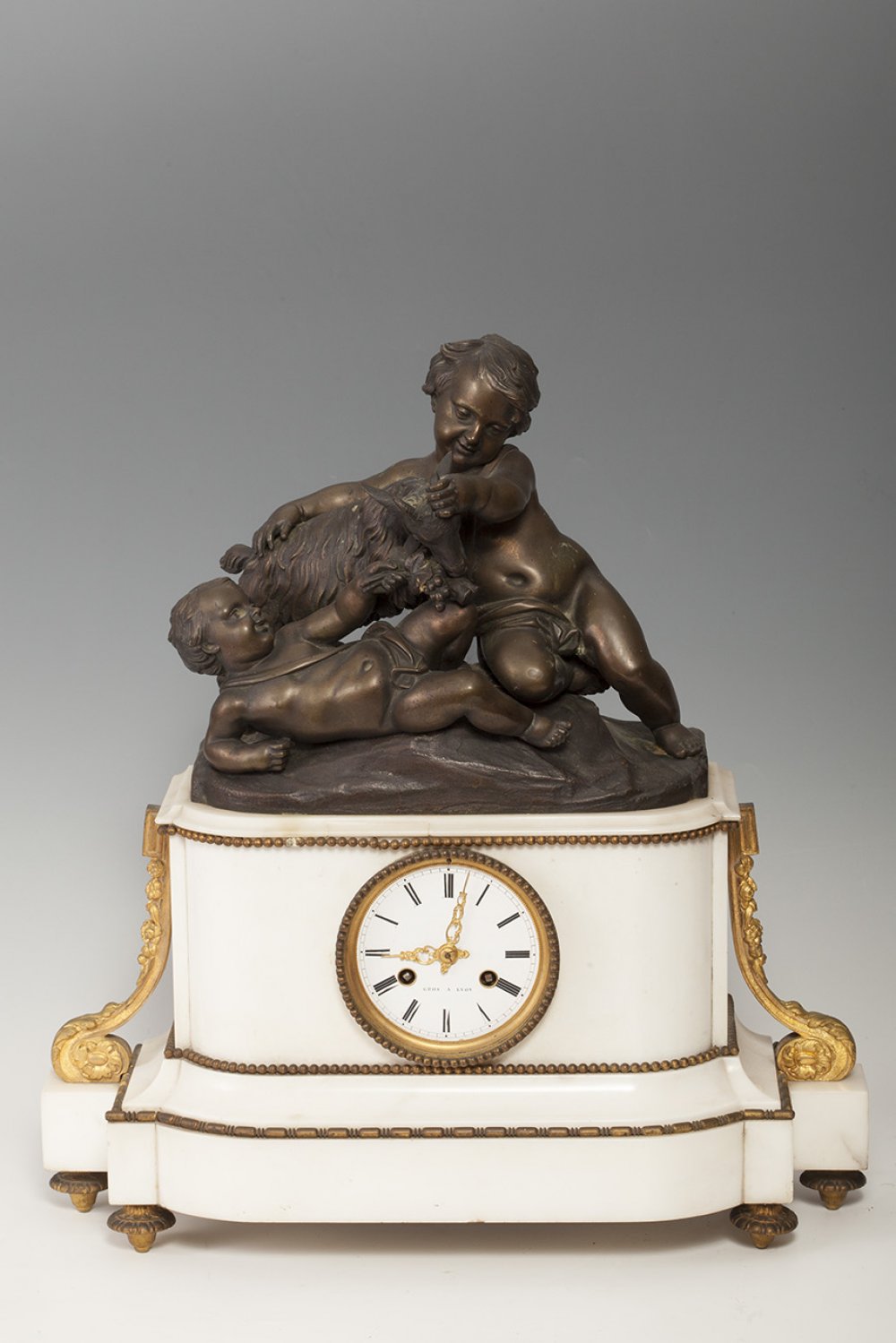 Table clock. France, 19th century.In white marble and bronze.No key. In need of refinishing. Lids