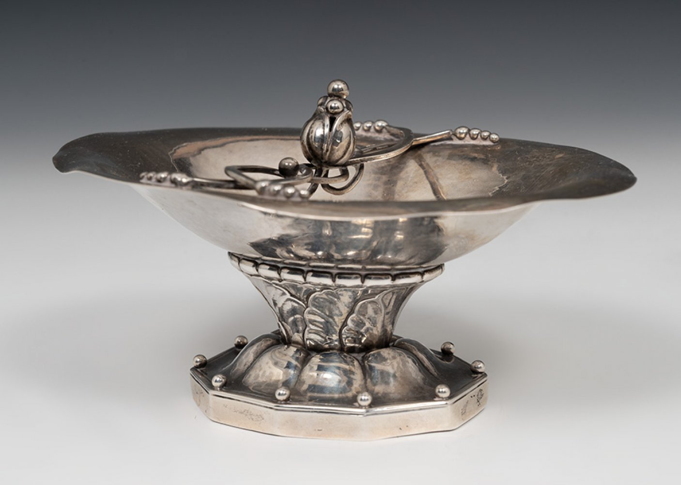 GEORG ARTHUR JENSEN (Denmark, 1866 - 1935).Bowl number 42, ca.1920.In sterling silver.With punches - Image 3 of 5