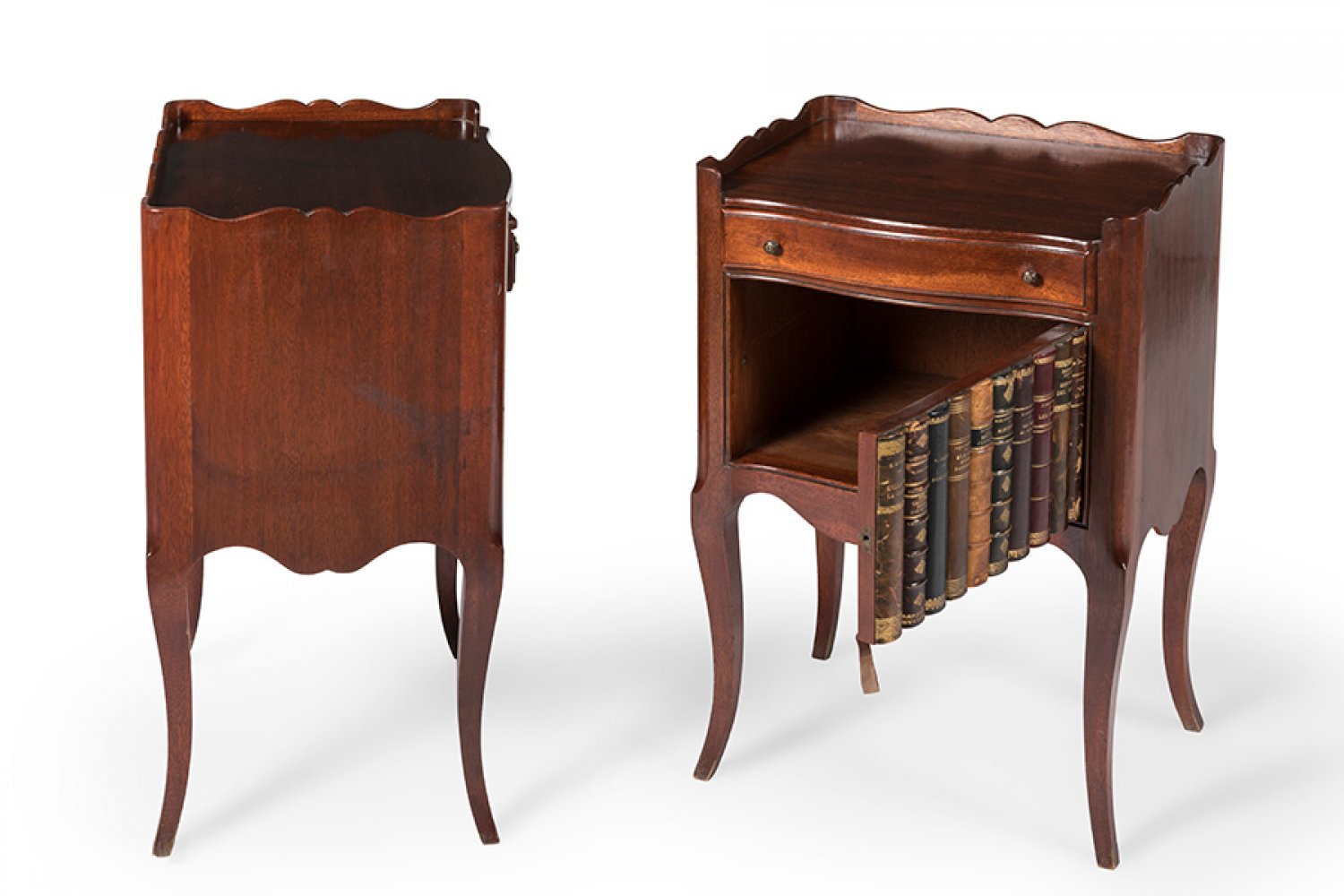 Pair of Louis XV style side tables, early 20th century. Walnut.Wear due to the passage of time. - Image 3 of 4