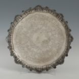 Circular silver tray. Eaves with rocaille profile and decoration of engraved palmettes on the