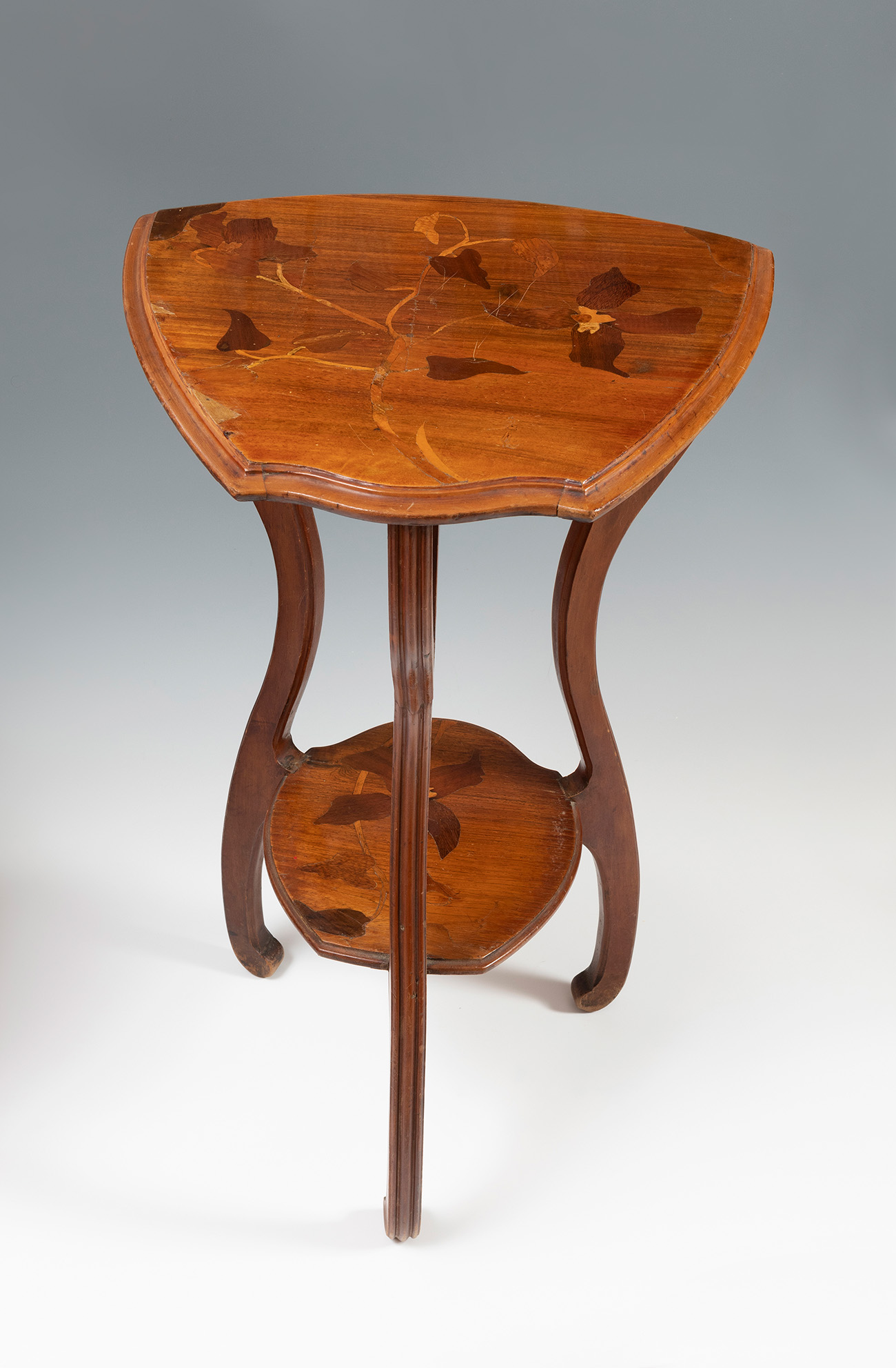 ÉMILE GALLÉ (Nancy, France, 1846 - 1904).Art Nouveau side table.Wood with marquetry.Measurements: 74