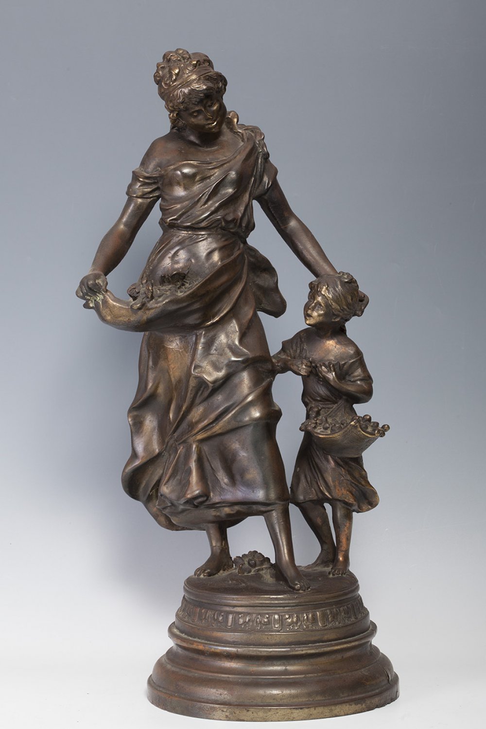 AUGUSTE MOREAU (France, 1834 - 1917)."Mother and daughter".Sculpture in patinated bronze.Signed on