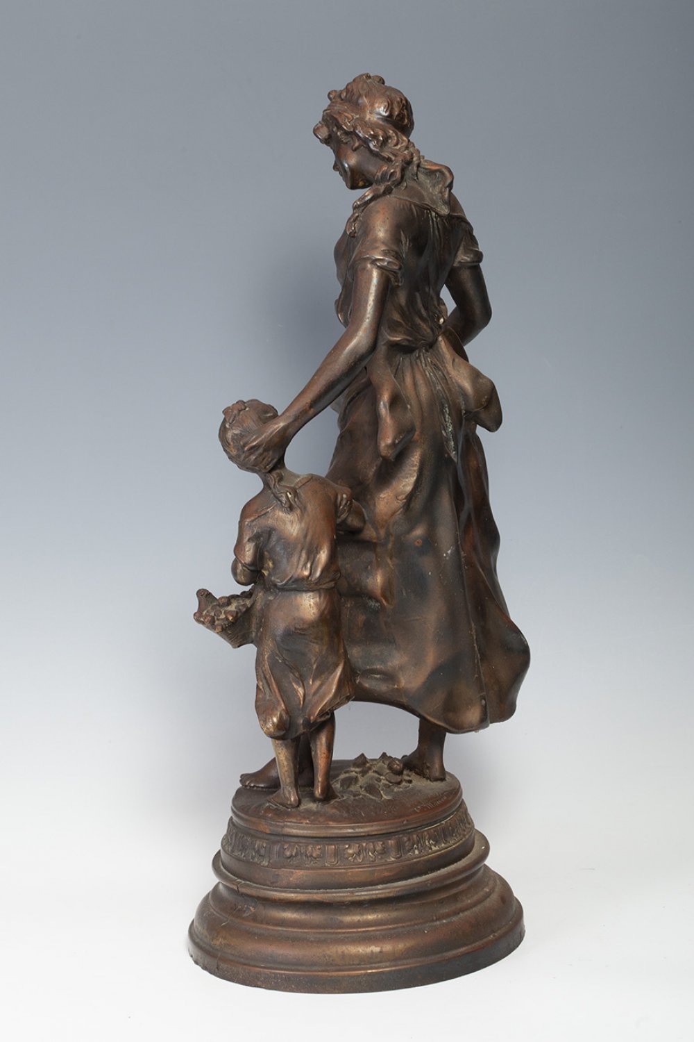 AUGUSTE MOREAU (France, 1834 - 1917)."Mother and daughter".Sculpture in patinated bronze.Signed on - Image 3 of 7