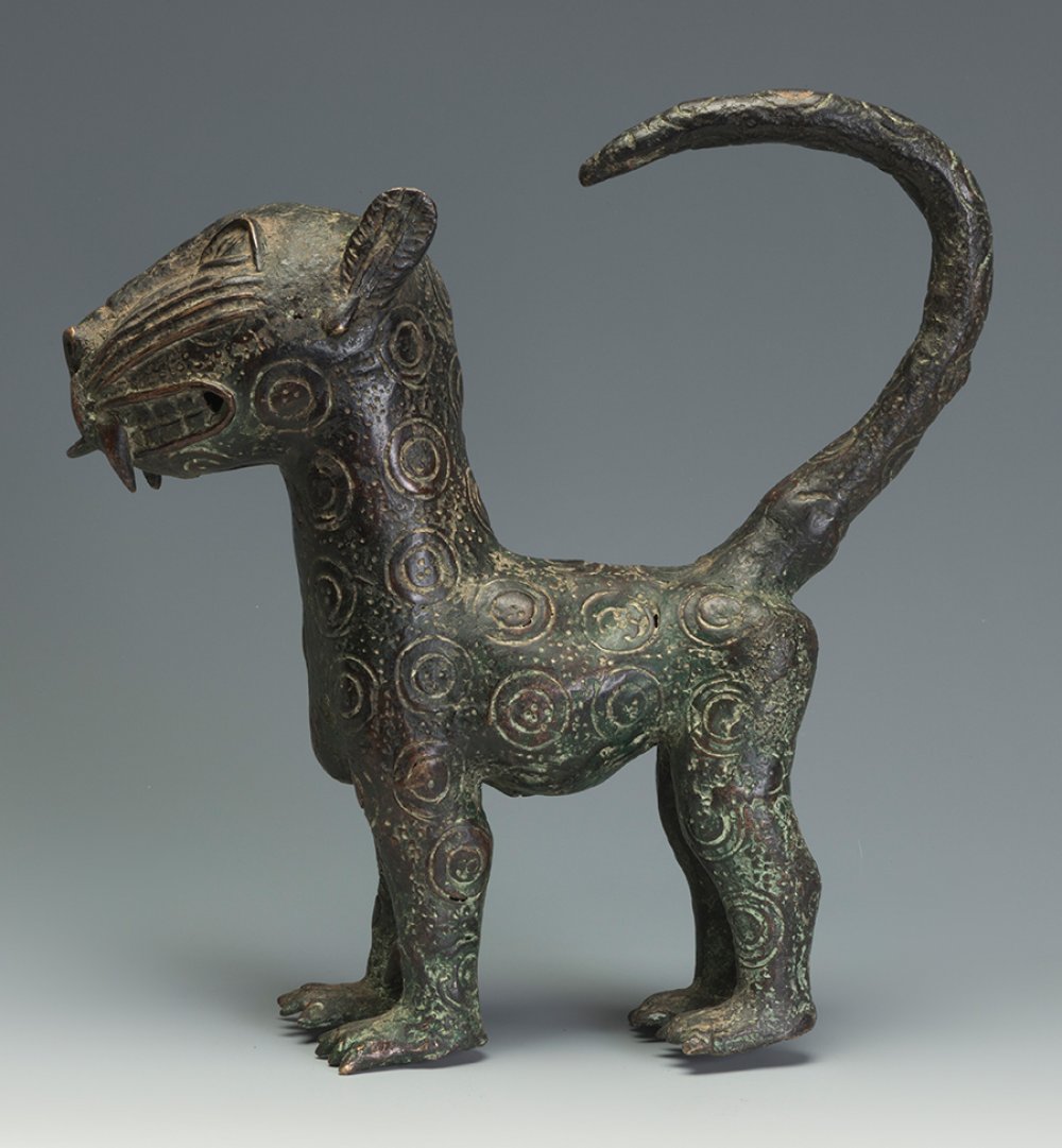 Pair of leopards. Benin, 20th century.Cast bronze.Sizes: 37,5 x 54 x 11,5 cm and 32,5 x 32,5 x 9,5 - Image 6 of 7