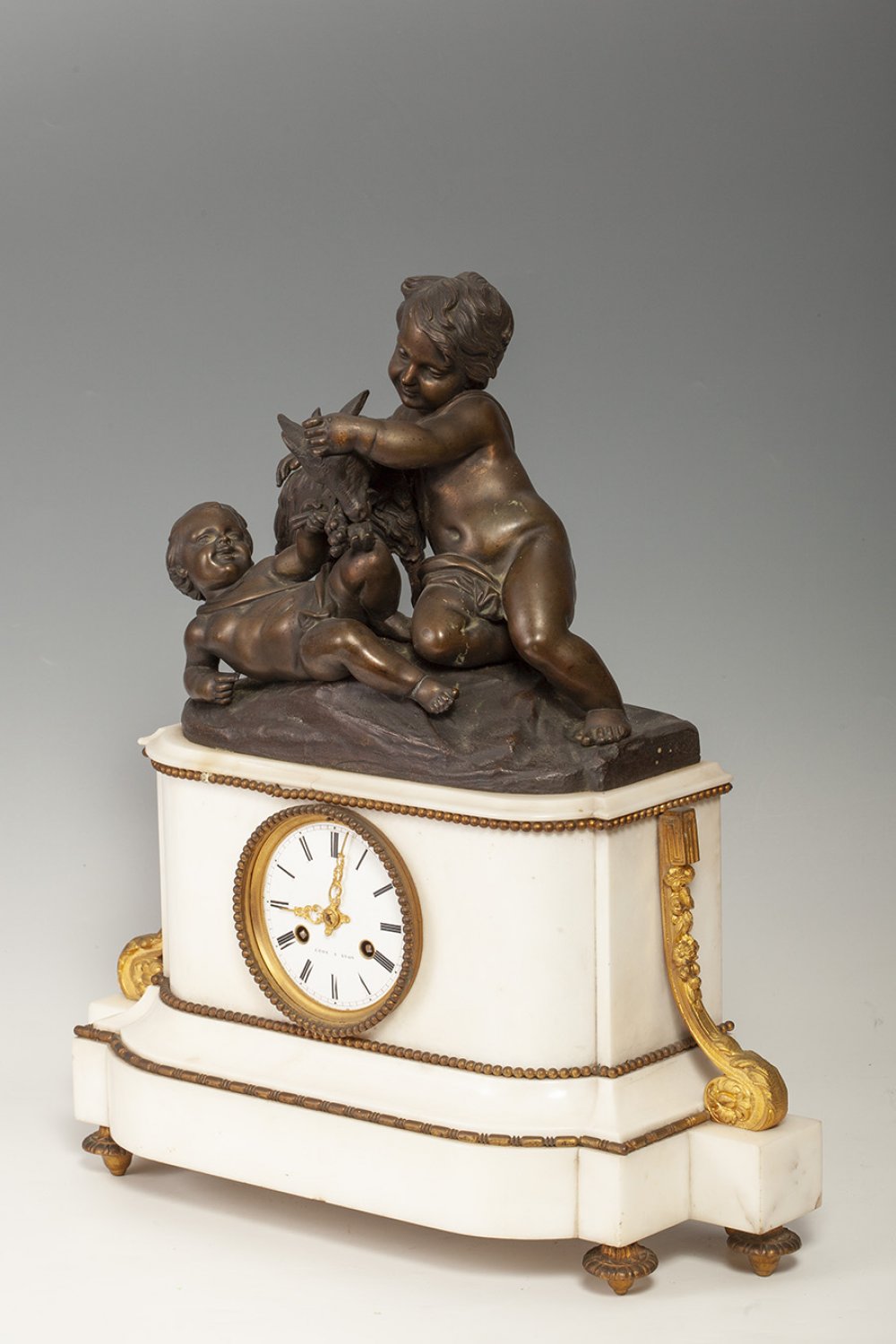 Table clock. France, 19th century.In white marble and bronze.No key. In need of refinishing. Lids - Image 3 of 5