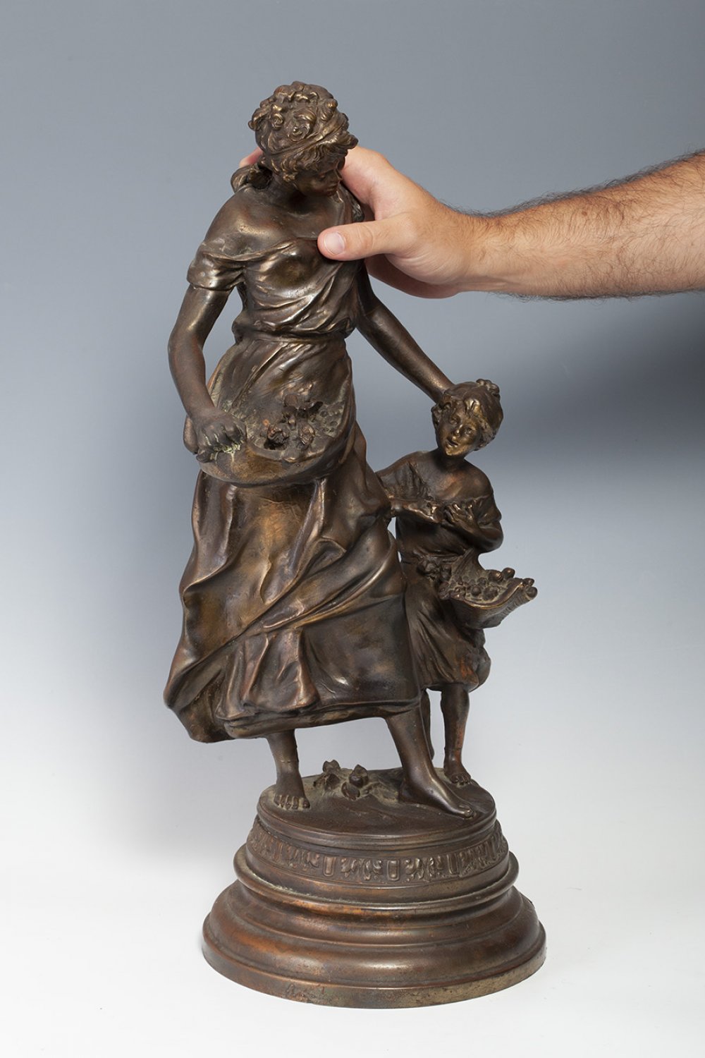 AUGUSTE MOREAU (France, 1834 - 1917)."Mother and daughter".Sculpture in patinated bronze.Signed on - Image 5 of 7