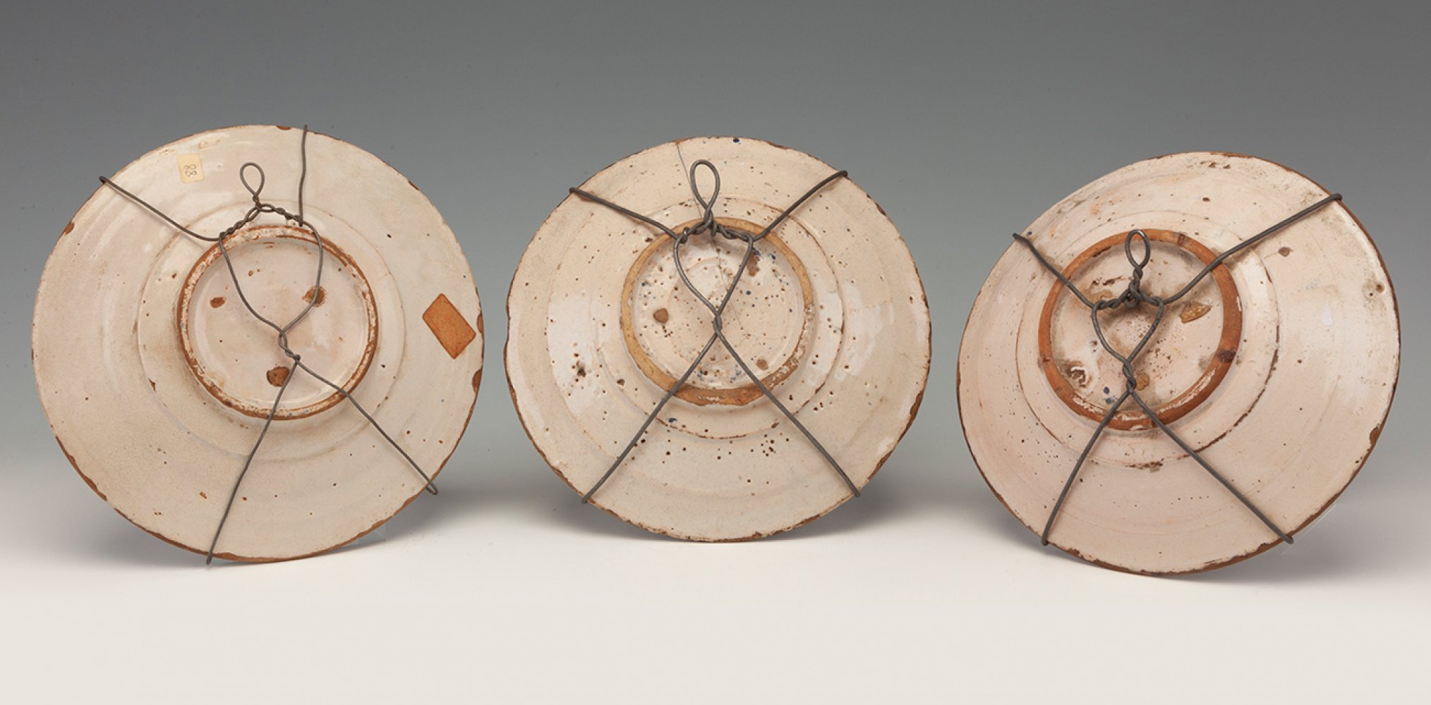 Catalan school, 18th and 19th centuries.Set of three plates and two soffits.Glazed ceramic. - Image 7 of 7