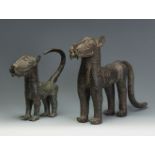 Pair of leopards. Benin, 20th century.Cast bronze.Sizes: 37,5 x 54 x 11,5 cm and 32,5 x 32,5 x 9,5