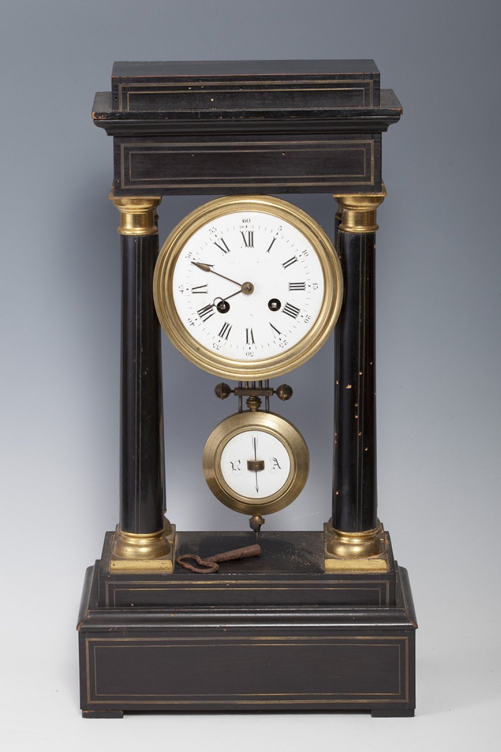 French school, 19th century.Empire clock in wood and gilt marquetry.Presents key. Needs