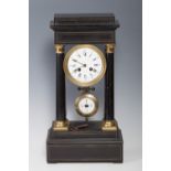 French school, 19th century.Empire clock in wood and gilt marquetry.Presents key. Needs