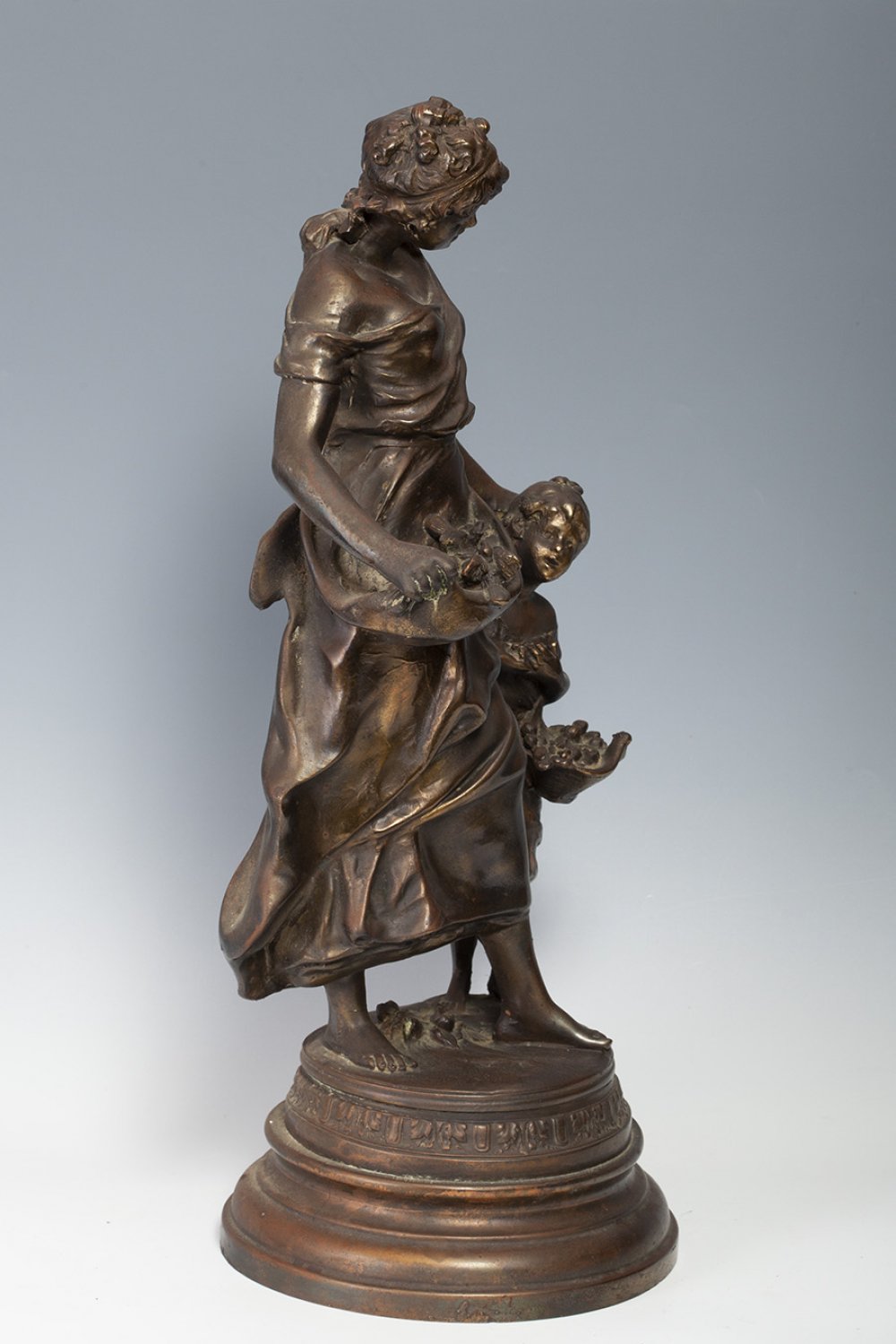AUGUSTE MOREAU (France, 1834 - 1917)."Mother and daughter".Sculpture in patinated bronze.Signed on - Image 2 of 7