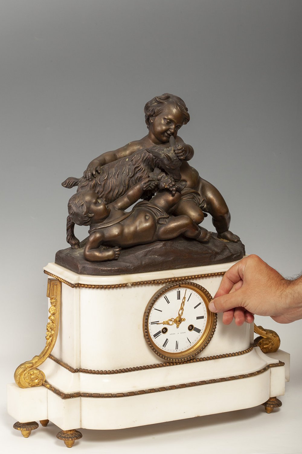 Table clock. France, 19th century.In white marble and bronze.No key. In need of refinishing. Lids - Image 4 of 5