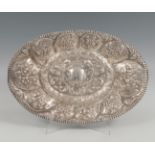 Tray early S. XX; Following Spanish models of the XVIII. Silver.Weight: 700 g.Measurements: 36,5 x