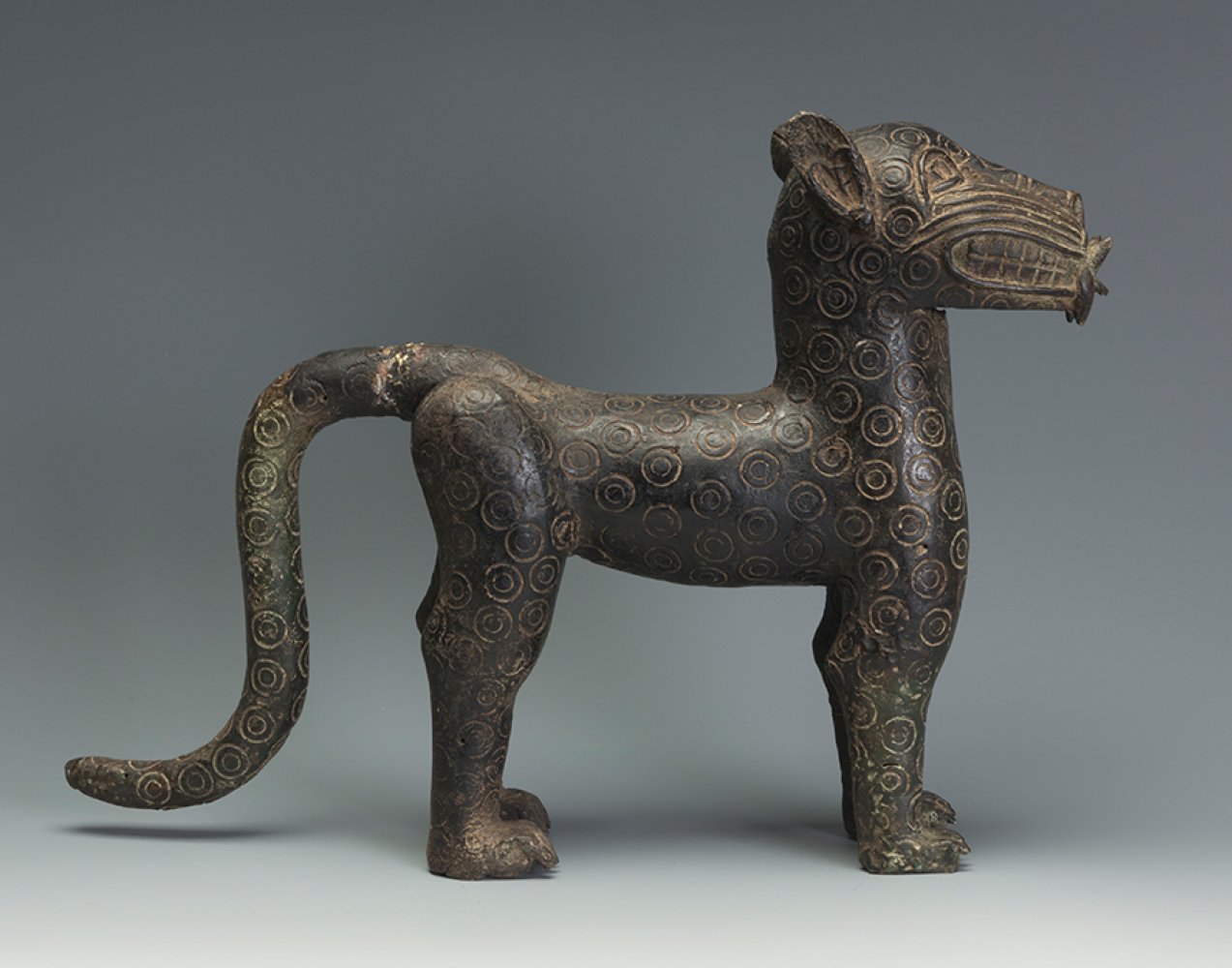 Pair of leopards. Benin, 20th century.Cast bronze.Sizes: 37,5 x 54 x 11,5 cm and 32,5 x 32,5 x 9,5 - Image 4 of 7