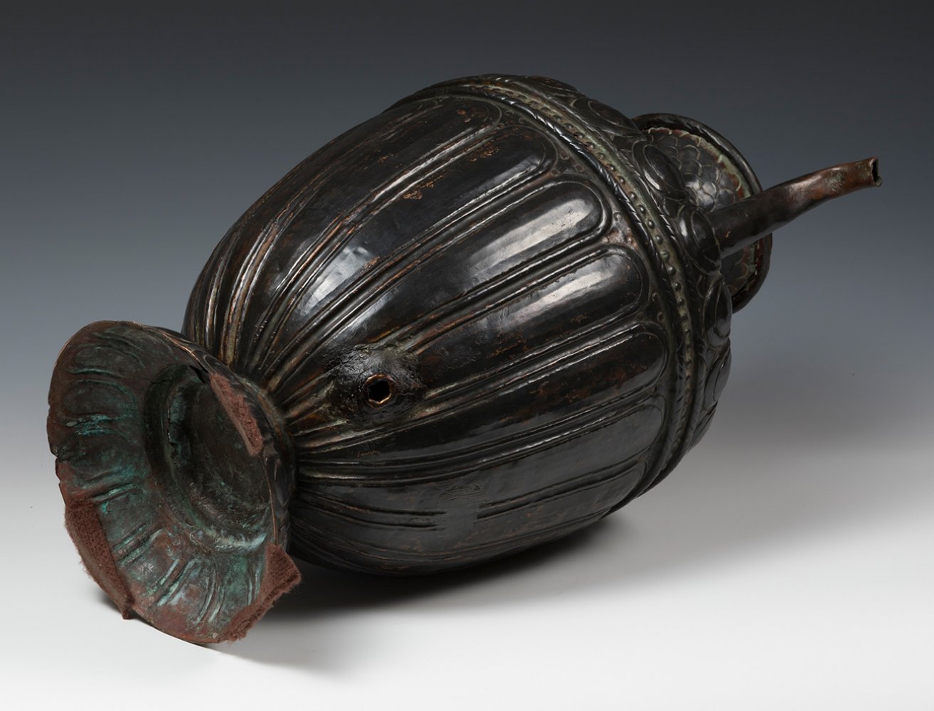Jug; Italy, 16th-17th century.Patinated copper.With faults.Measurements: 39 x 29 x 23 cm.Jug made of - Image 5 of 7
