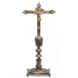 Altar cross in silver; possibly Hispano-American, 16th century.In silver with gilded details.