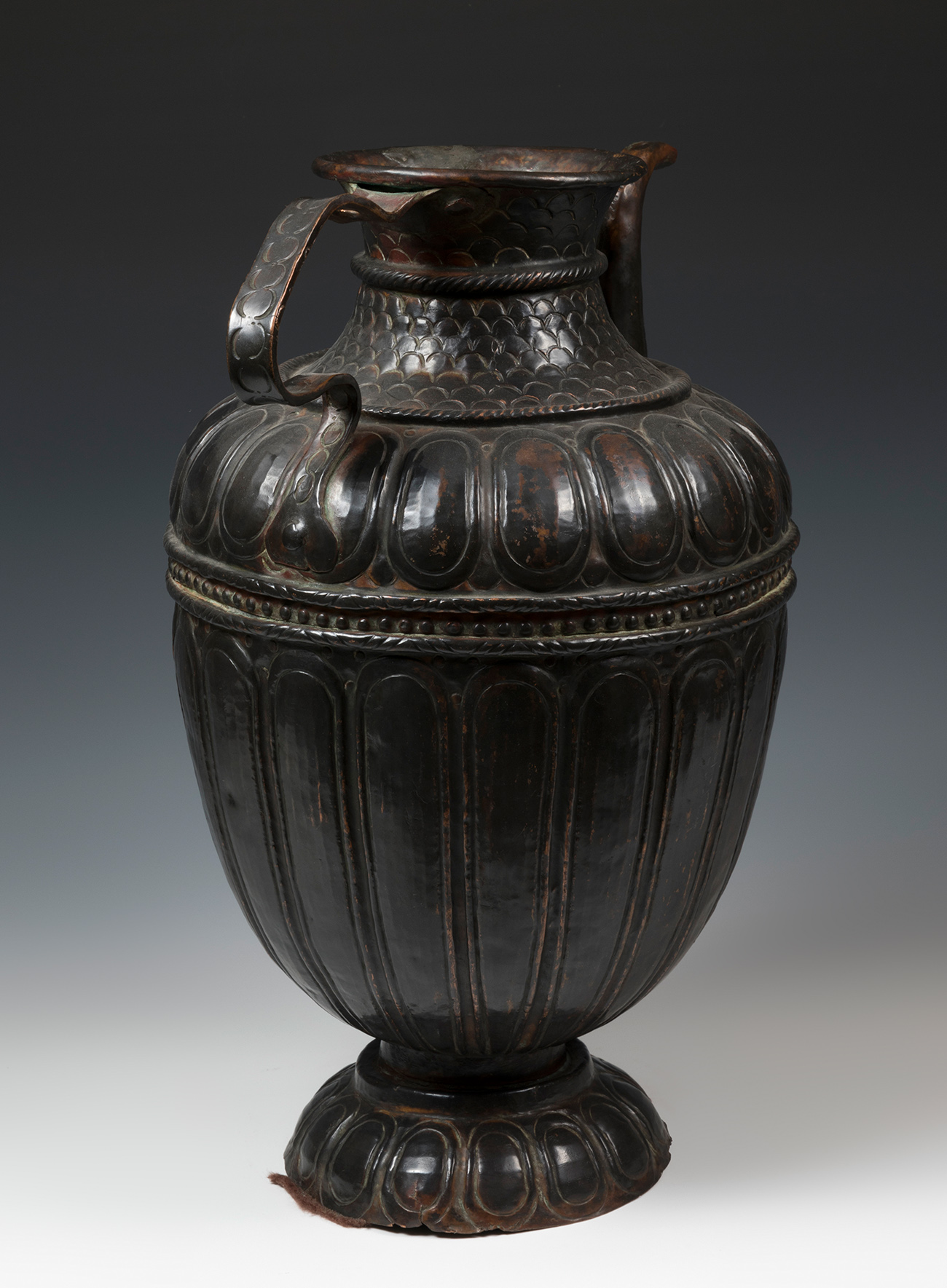 Jug; Italy, 16th-17th century.Patinated copper.With faults.Measurements: 39 x 29 x 23 cm.Jug made of - Image 7 of 7