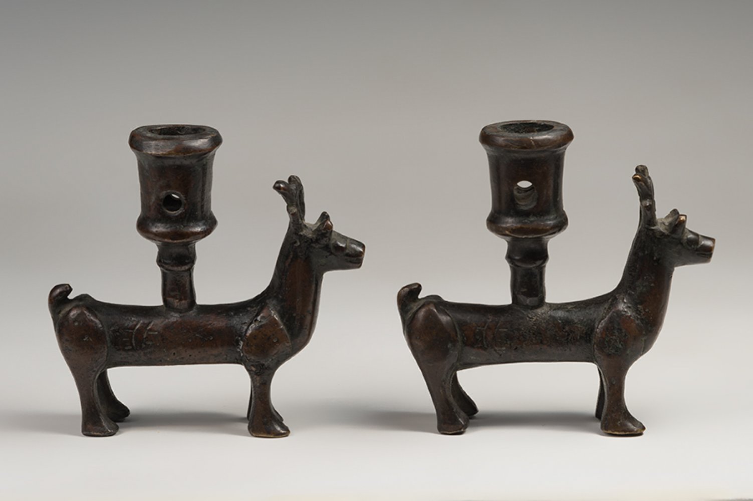 Pair of candlesticks. Possibly Germany, 15th century.Bronze.Measurements: 11,5 x 12 cm (x2).Pair - Image 6 of 7