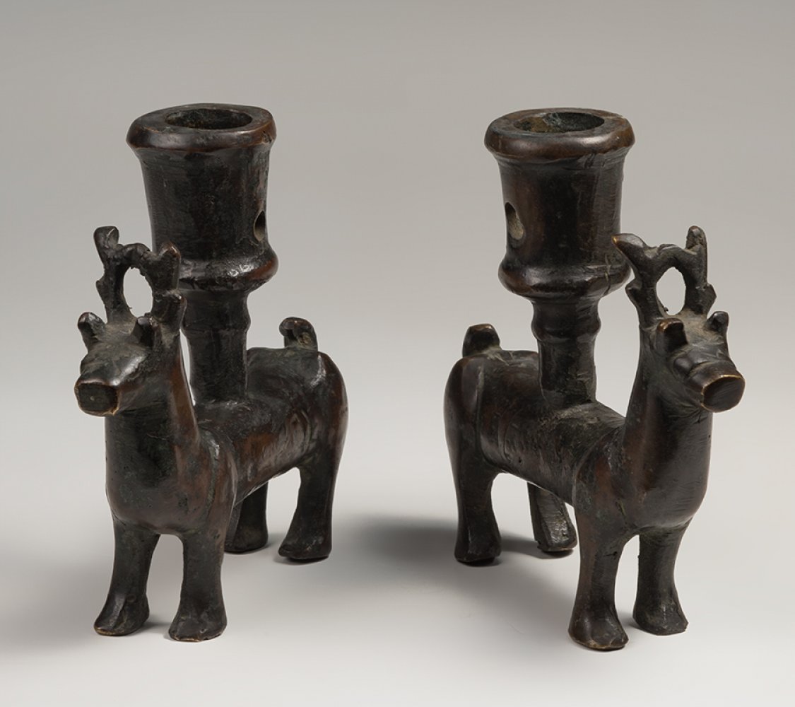 Pair of candlesticks. Possibly Germany, 15th century.Bronze.Measurements: 11,5 x 12 cm (x2).Pair - Image 7 of 7