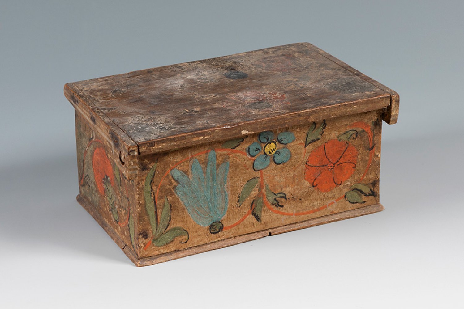Mexican chest. New Spain, 18th century.In polychrome wood.Slight paint losses on the lid. - Image 2 of 4