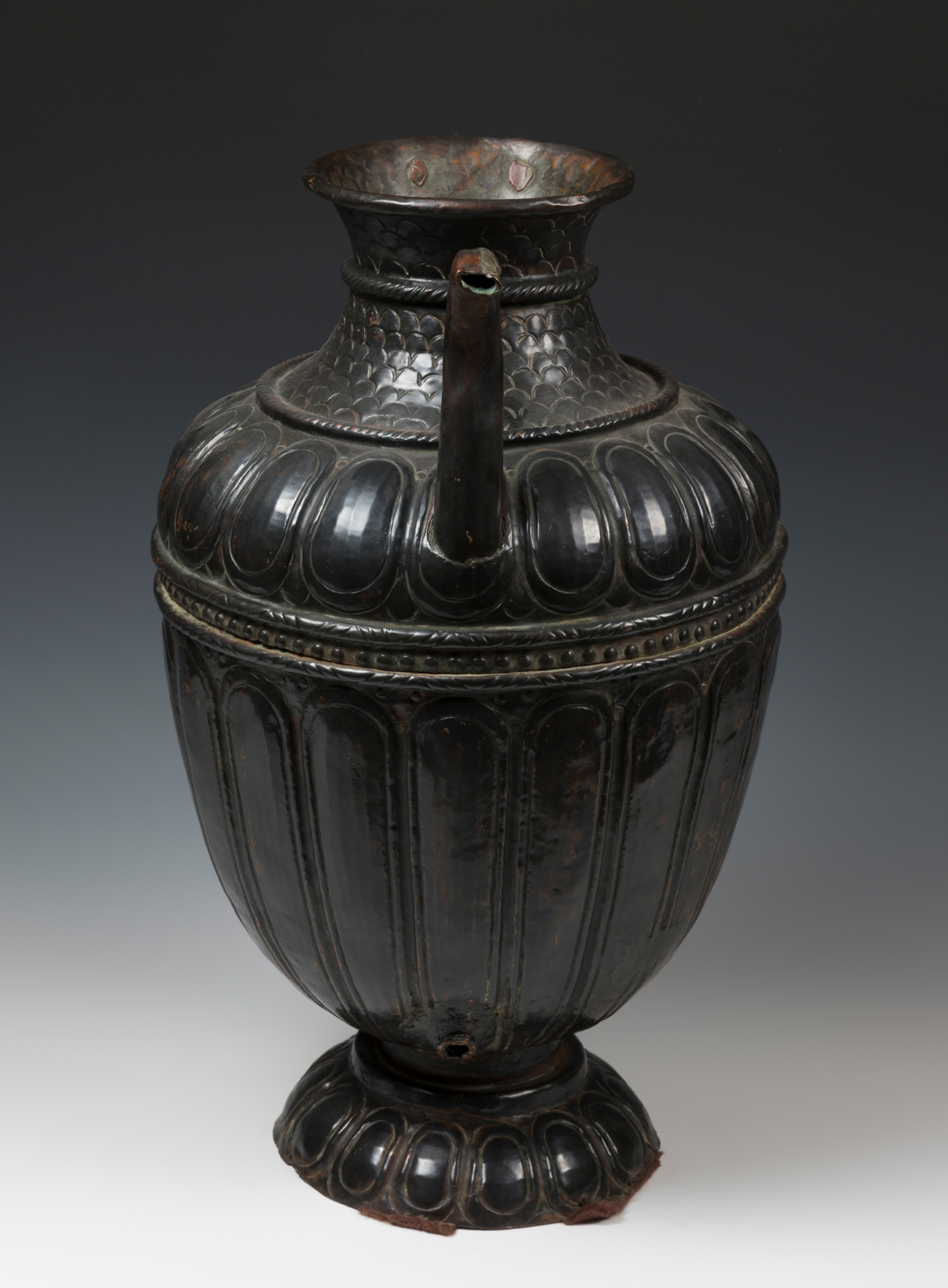 Jug; Italy, 16th-17th century.Patinated copper.With faults.Measurements: 39 x 29 x 23 cm.Jug made of - Image 6 of 7