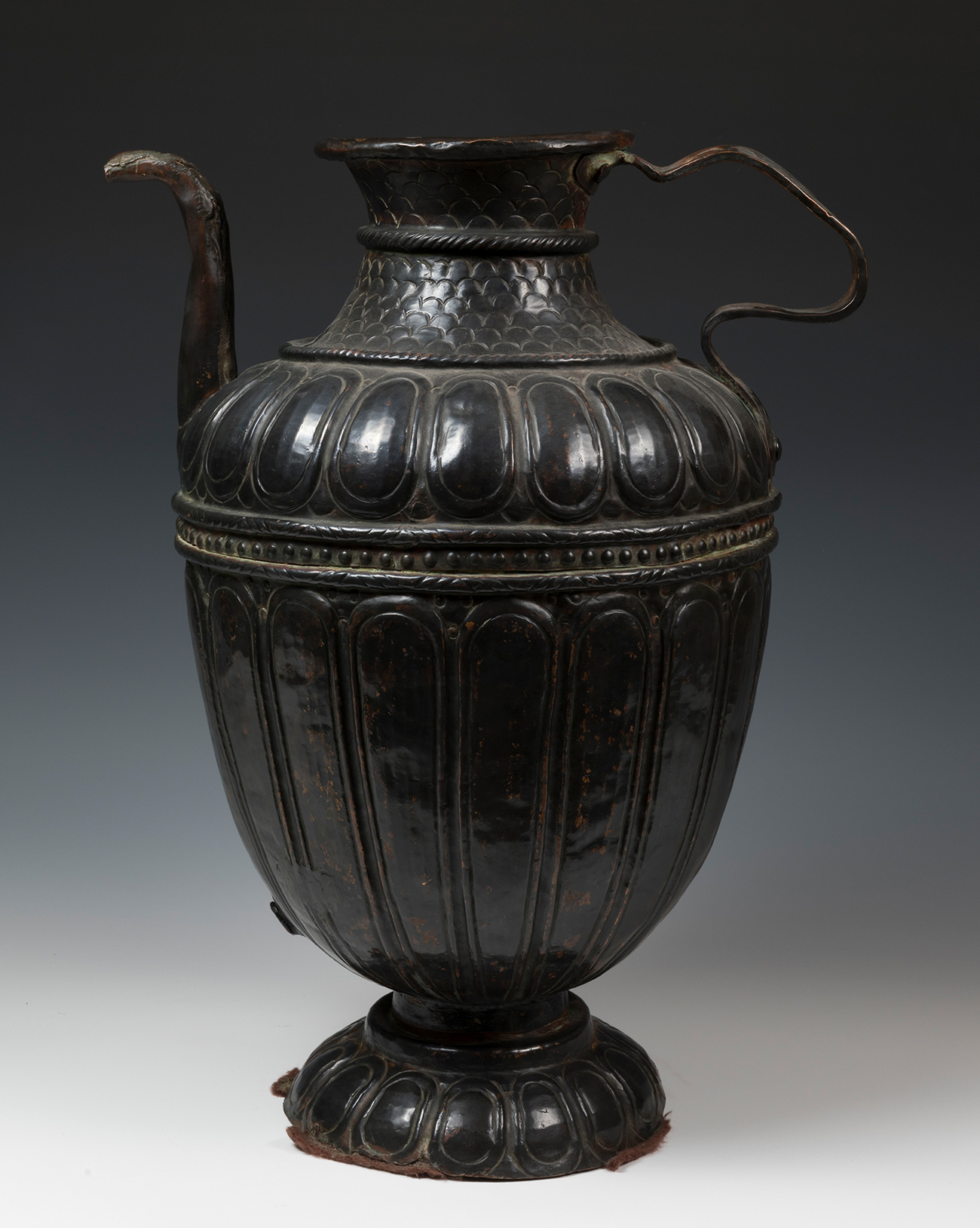 Jug; Italy, 16th-17th century.Patinated copper.With faults.Measurements: 39 x 29 x 23 cm.Jug made of