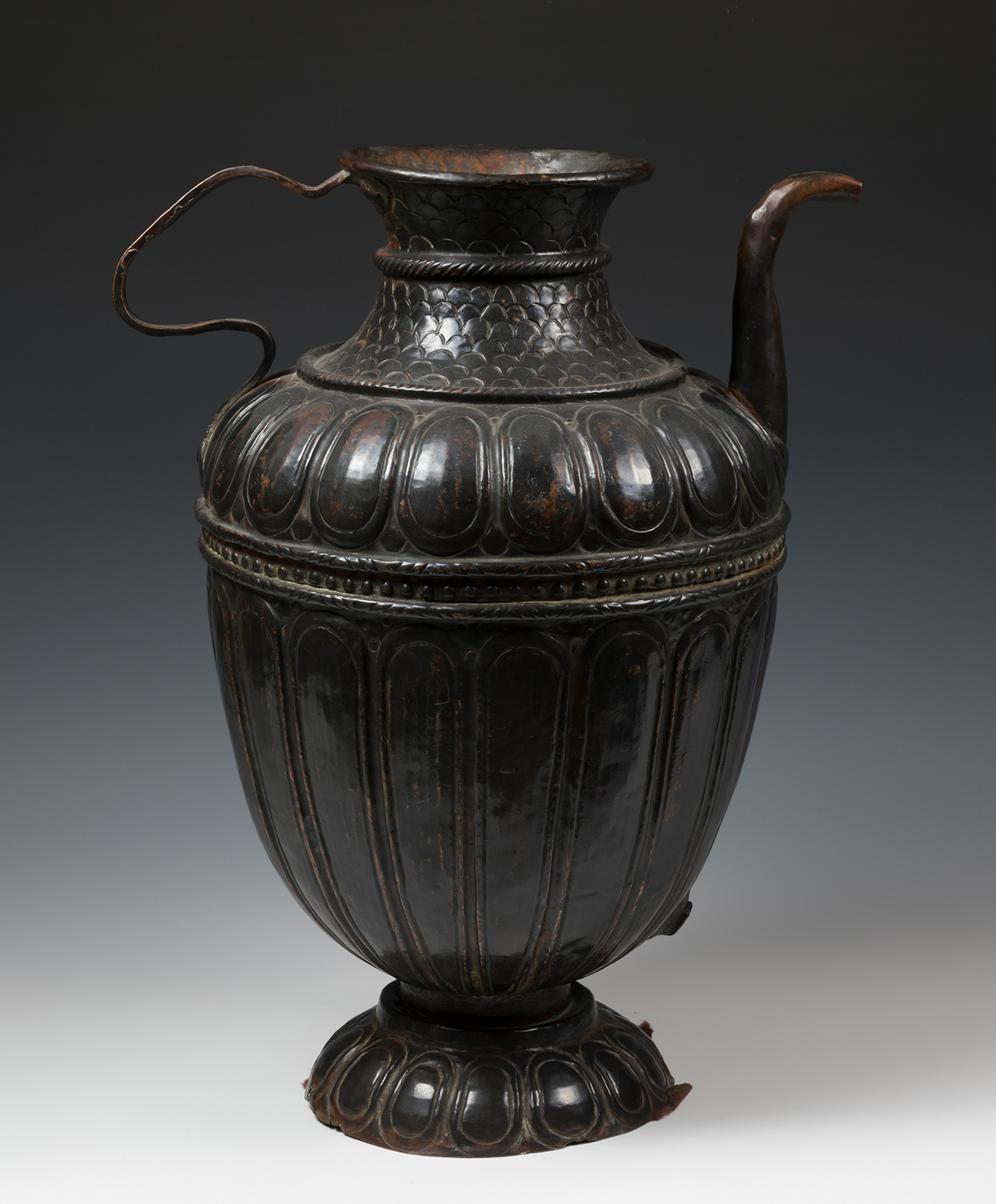 Jug; Italy, 16th-17th century.Patinated copper.With faults.Measurements: 39 x 29 x 23 cm.Jug made of - Image 3 of 7