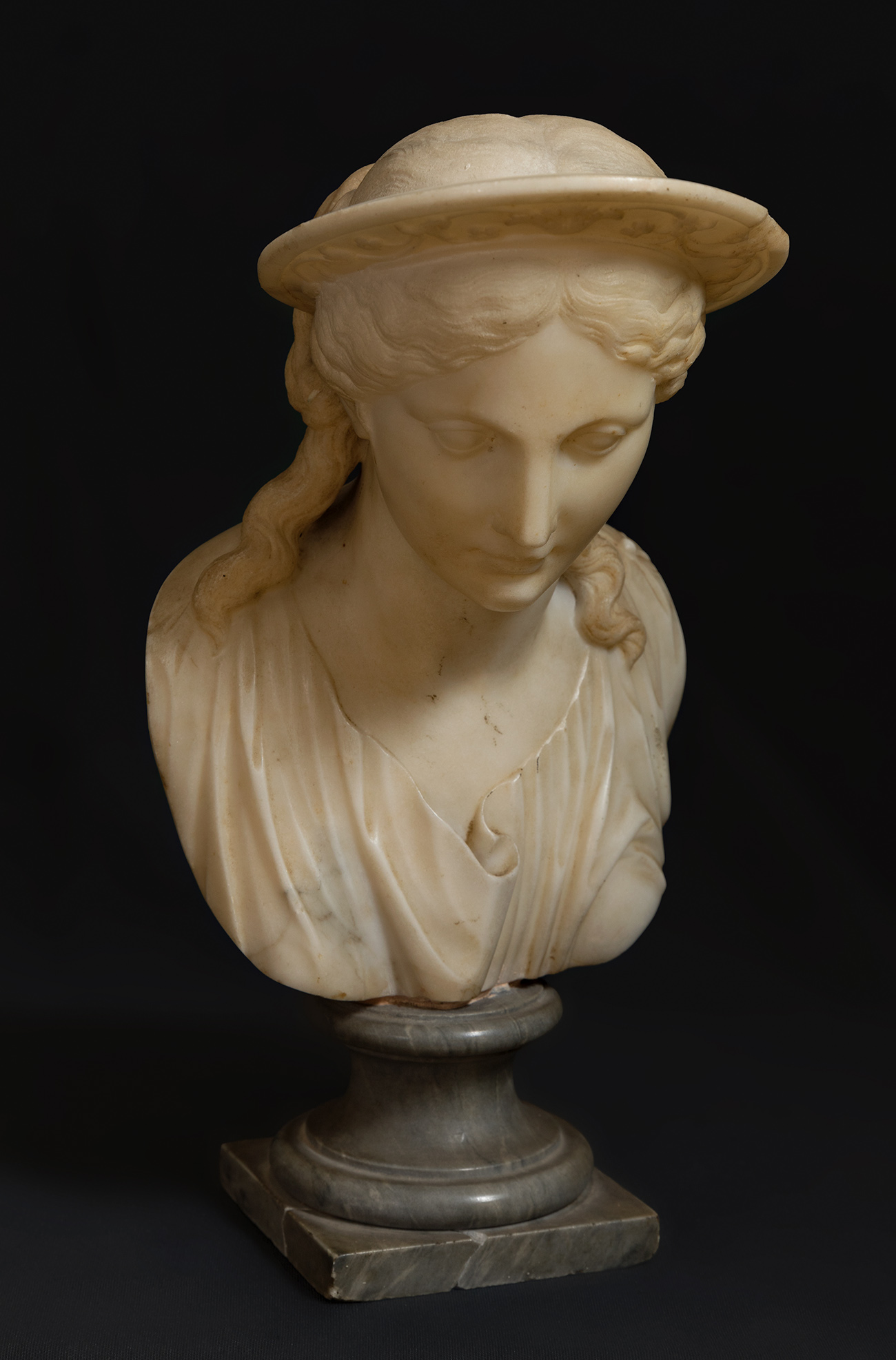 Italian school; late 18th century."Female bust.Carved carrara marble.It presents faults in the