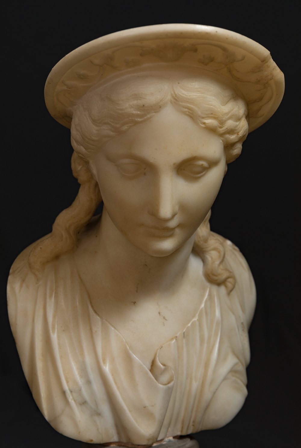 Italian school; late 18th century."Female bust.Carved carrara marble.It presents faults in the - Image 6 of 7