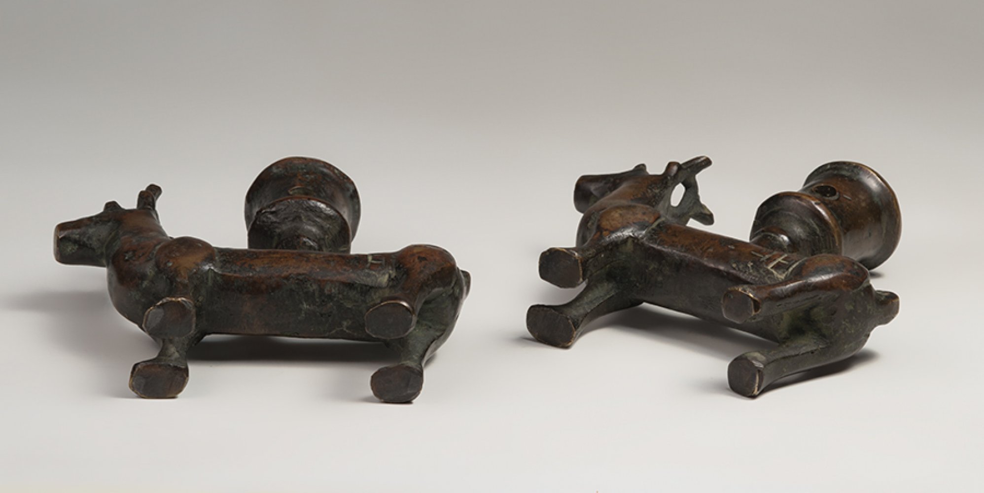 Pair of candlesticks. Possibly Germany, 15th century.Bronze.Measurements: 11,5 x 12 cm (x2).Pair - Image 5 of 7