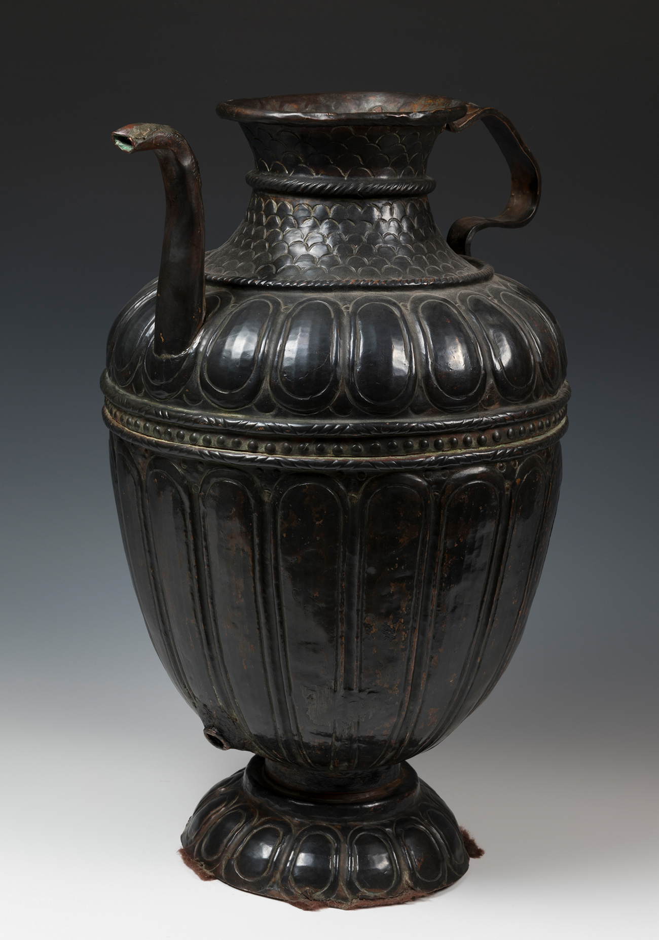 Jug; Italy, 16th-17th century.Patinated copper.With faults.Measurements: 39 x 29 x 23 cm.Jug made of - Image 4 of 7
