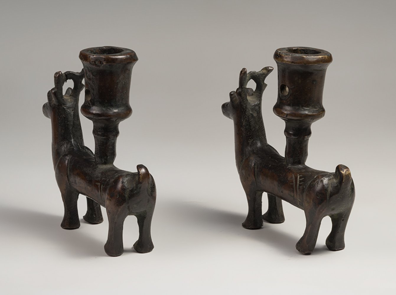 Pair of candlesticks. Possibly Germany, 15th century.Bronze.Measurements: 11,5 x 12 cm (x2).Pair - Image 3 of 7