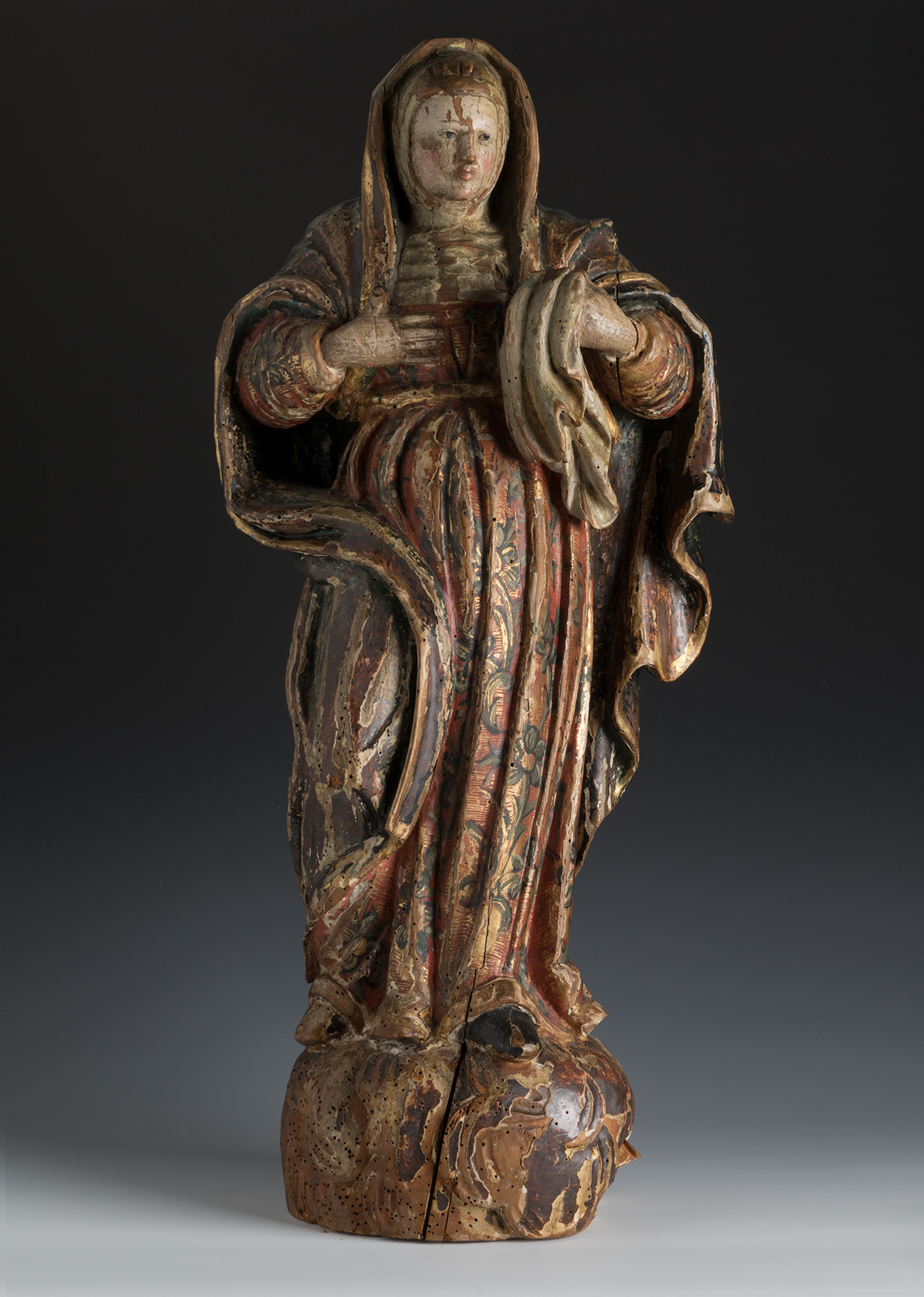 Spanish school, 17th century."Saint Veronica".In carved wood, gilded and polychrome.Lacks in the