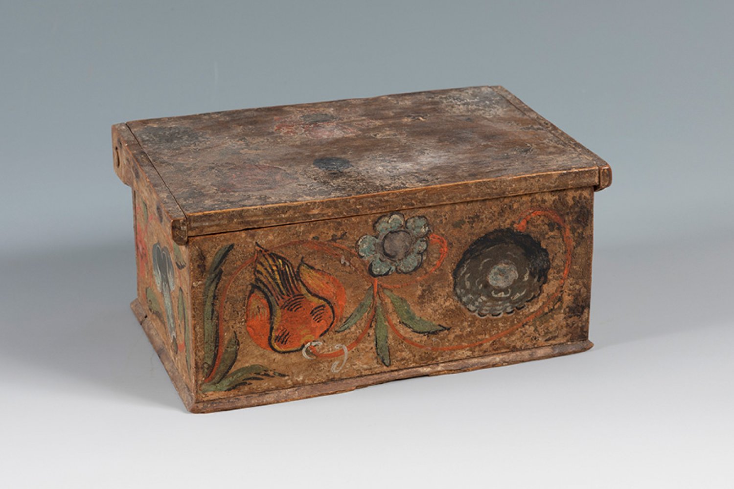 Mexican chest. New Spain, 18th century.In polychrome wood.Slight paint losses on the lid.