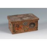 Mexican chest. New Spain, 18th century.In polychrome wood.Slight paint losses on the lid.