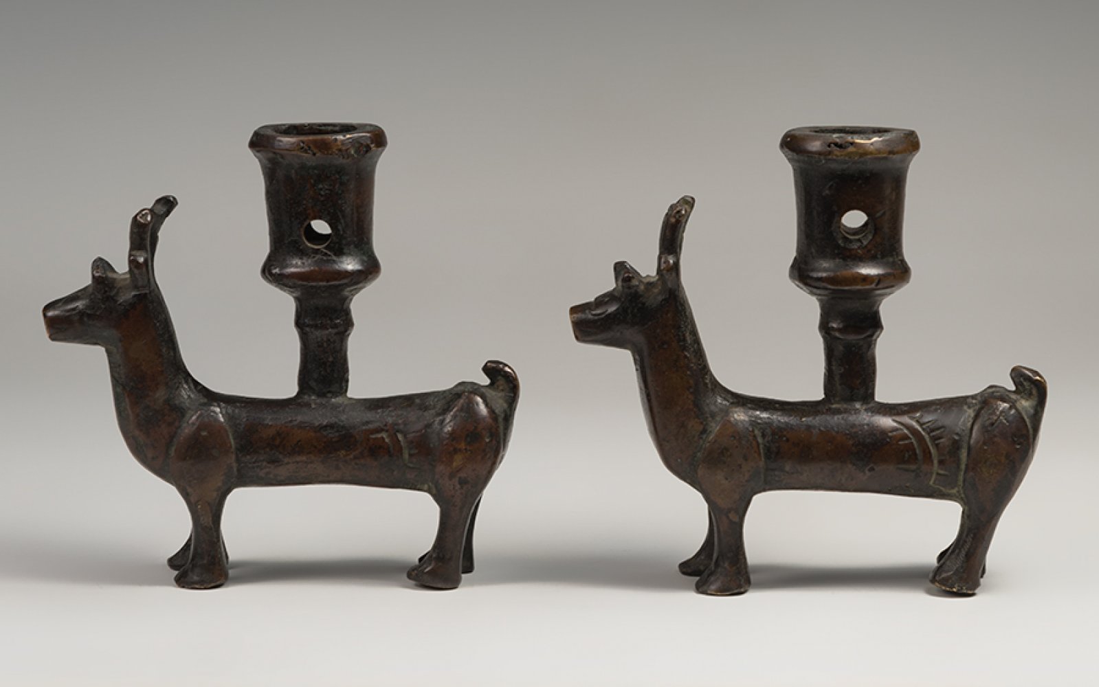 Pair of candlesticks. Possibly Germany, 15th century.Bronze.Measurements: 11,5 x 12 cm (x2).Pair - Image 2 of 7