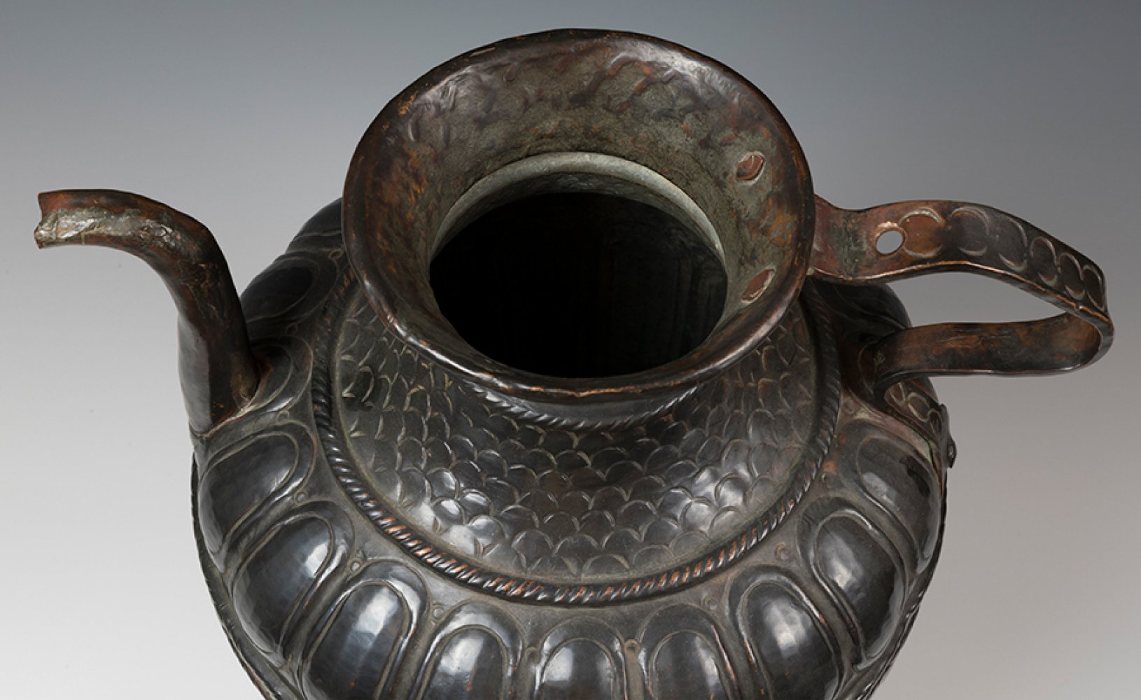 Jug; Italy, 16th-17th century.Patinated copper.With faults.Measurements: 39 x 29 x 23 cm.Jug made of - Image 2 of 7