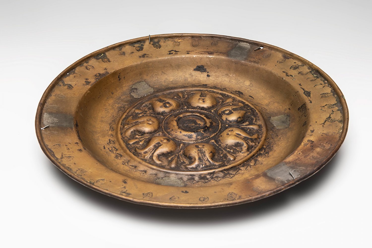Petition plate. Germany, possibly Nuremberg, 17th century.Gilded copper."Pomegranates".Measurements: - Image 3 of 3