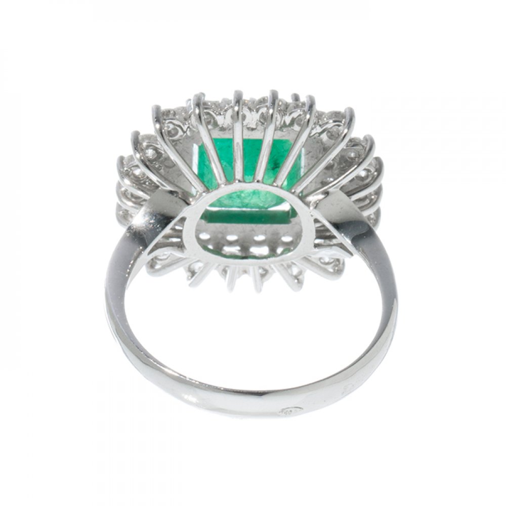 Ring in 18kt white gold. Model with central emerald of ca. 4.50 cts. and border of diamonds with ca. - Image 2 of 3