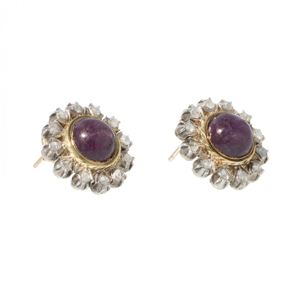 Pair of earrings in yellow gold and rubies. S.XIX. Star ruby rosette model, with diamond border. - Image 3 of 3