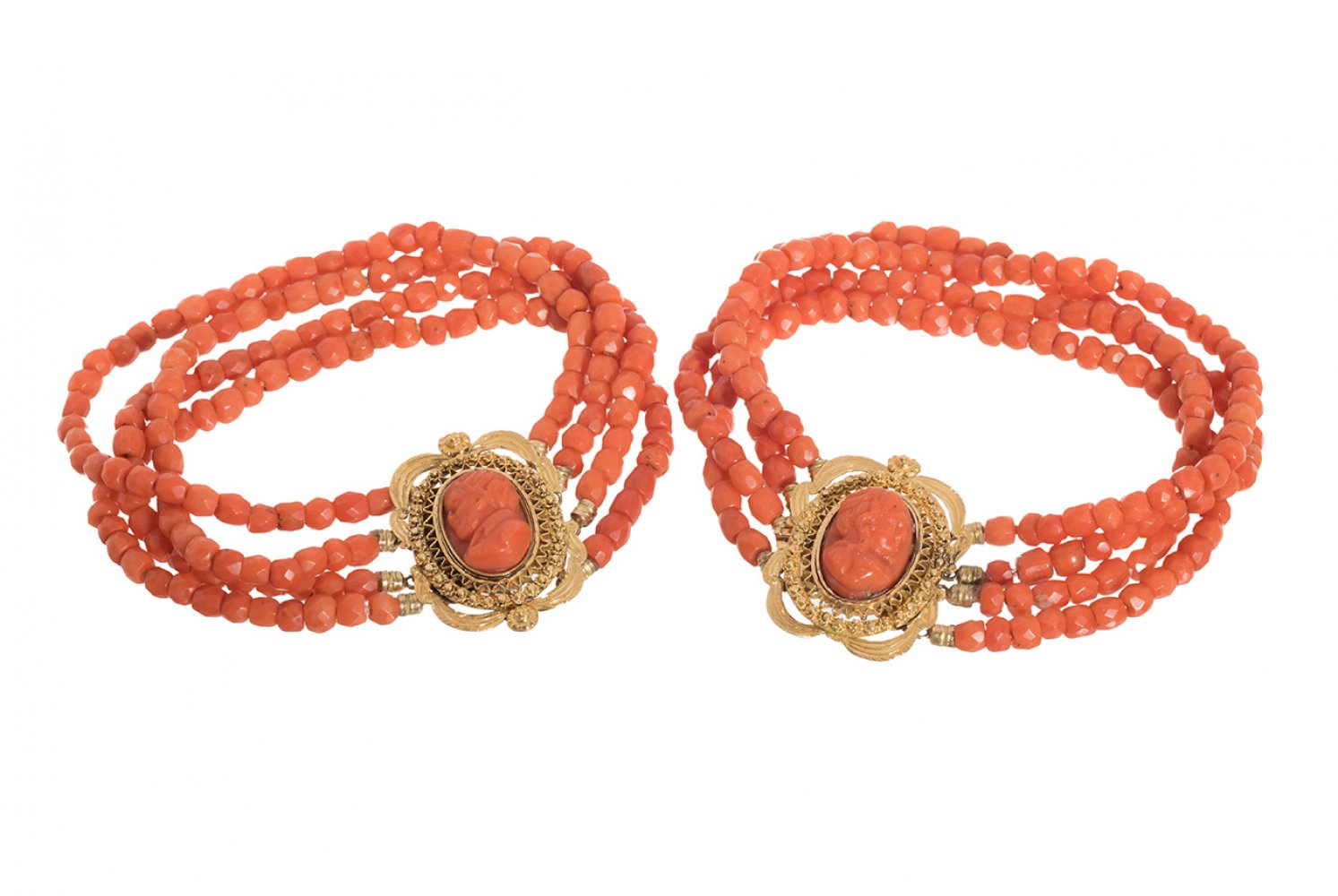 Pair of bracelets in yellow gold and corallium, 19th century. Rows of coral beads, ending in