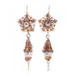 Pair of 18kt yellow gold and pearl earrings. Three-part model, with an upper rosette with a