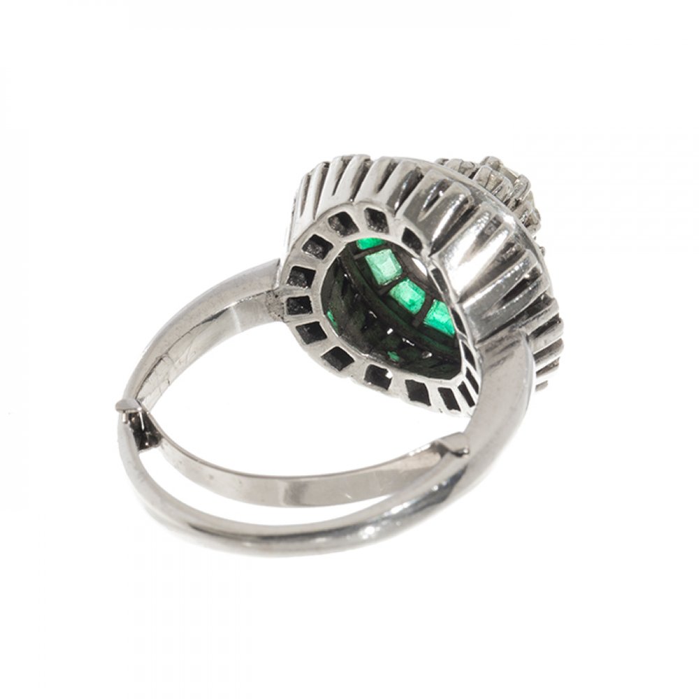 Rosette ring in 18k white gold with diamonds and calibrated emeralds.50'S. Model features a - Image 2 of 3