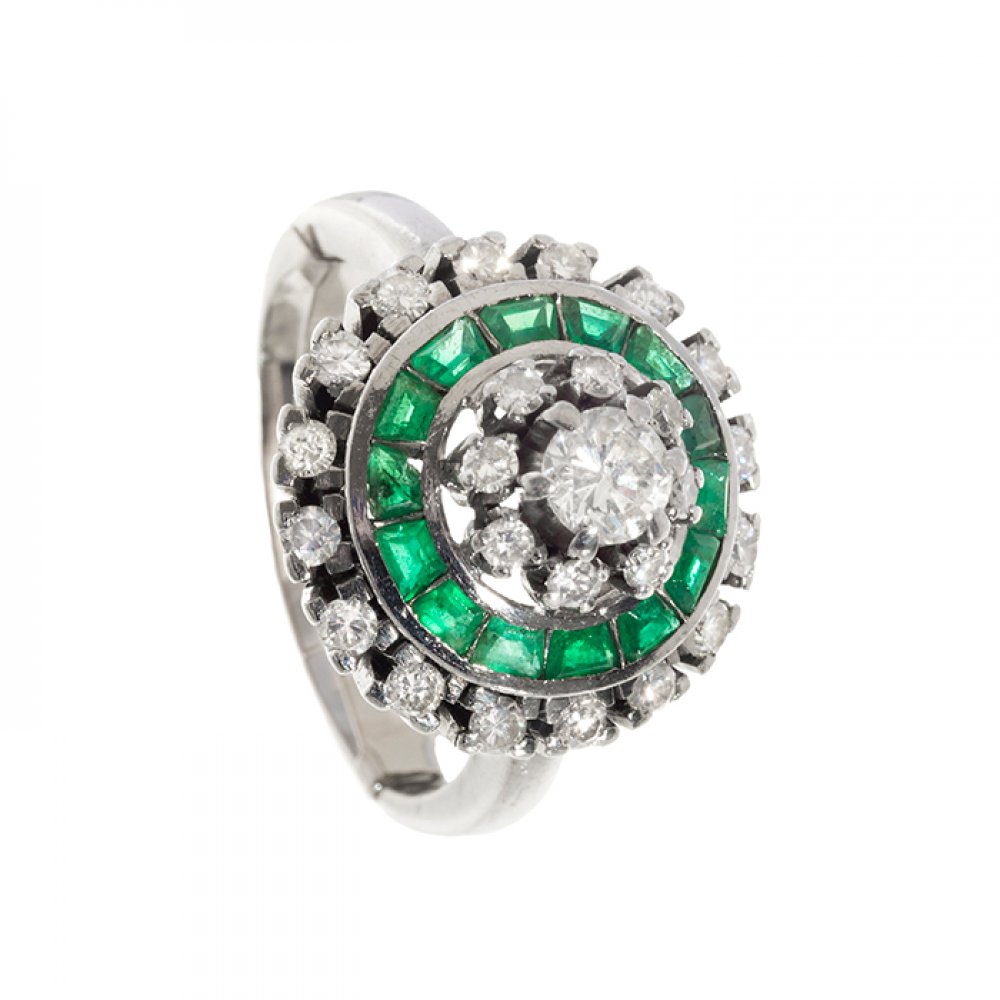 Rosette ring in 18k white gold with diamonds and calibrated emeralds.50'S. Model features a