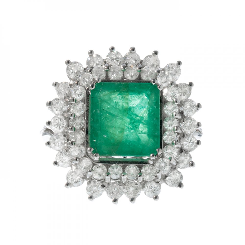 Ring in 18kt white gold. Model with central emerald of ca. 4.50 cts. and border of diamonds with ca. - Image 3 of 3