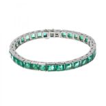 Bracelet made of 18 kts. white gold. Model with square-cut emeralds, weighing ca. 24 cts.Safety