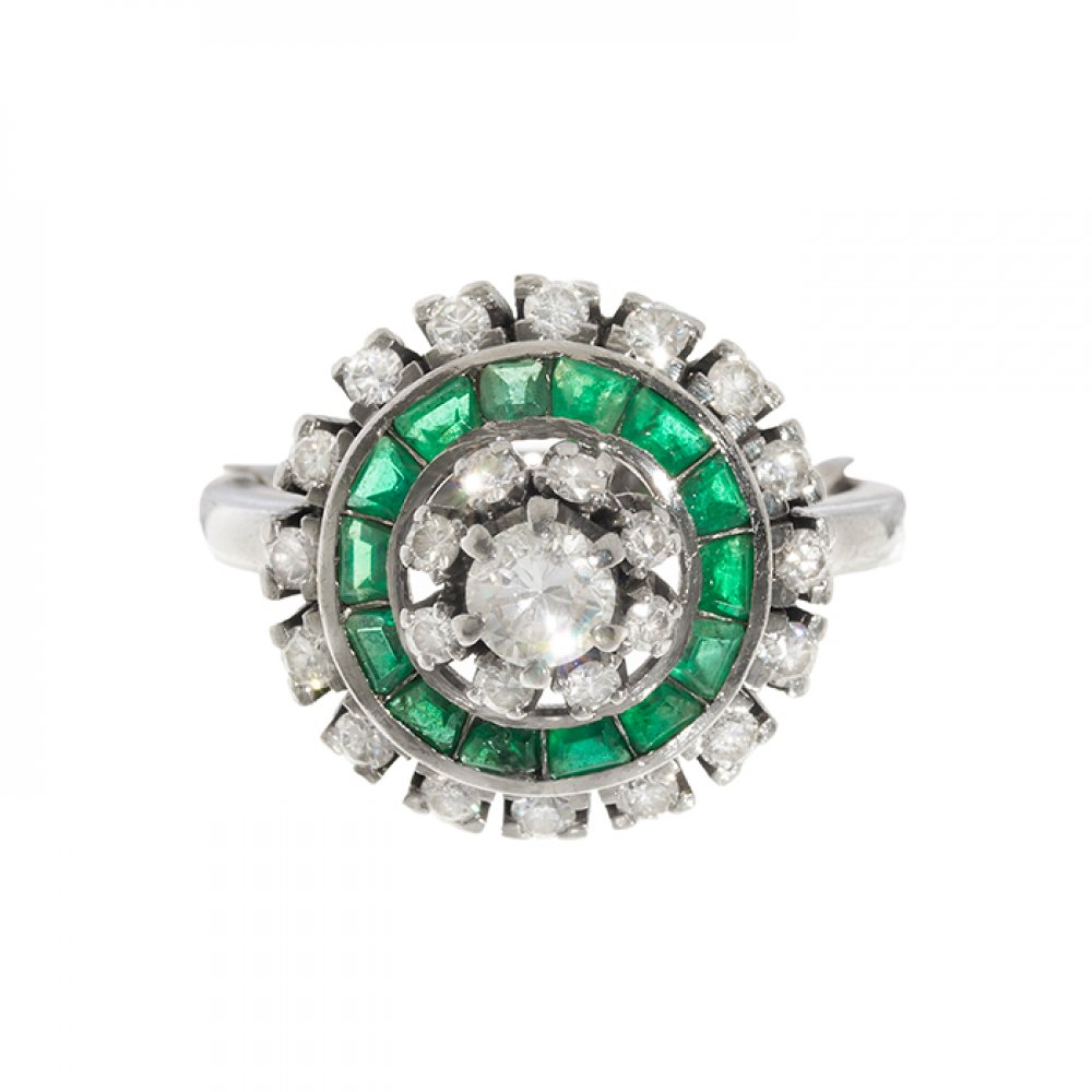 Rosette ring in 18k white gold with diamonds and calibrated emeralds.50'S. Model features a - Image 3 of 3