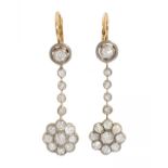 Pair of long earrings with movement in 18kt yellow gold and diamonds. Model composed of brilliant in
