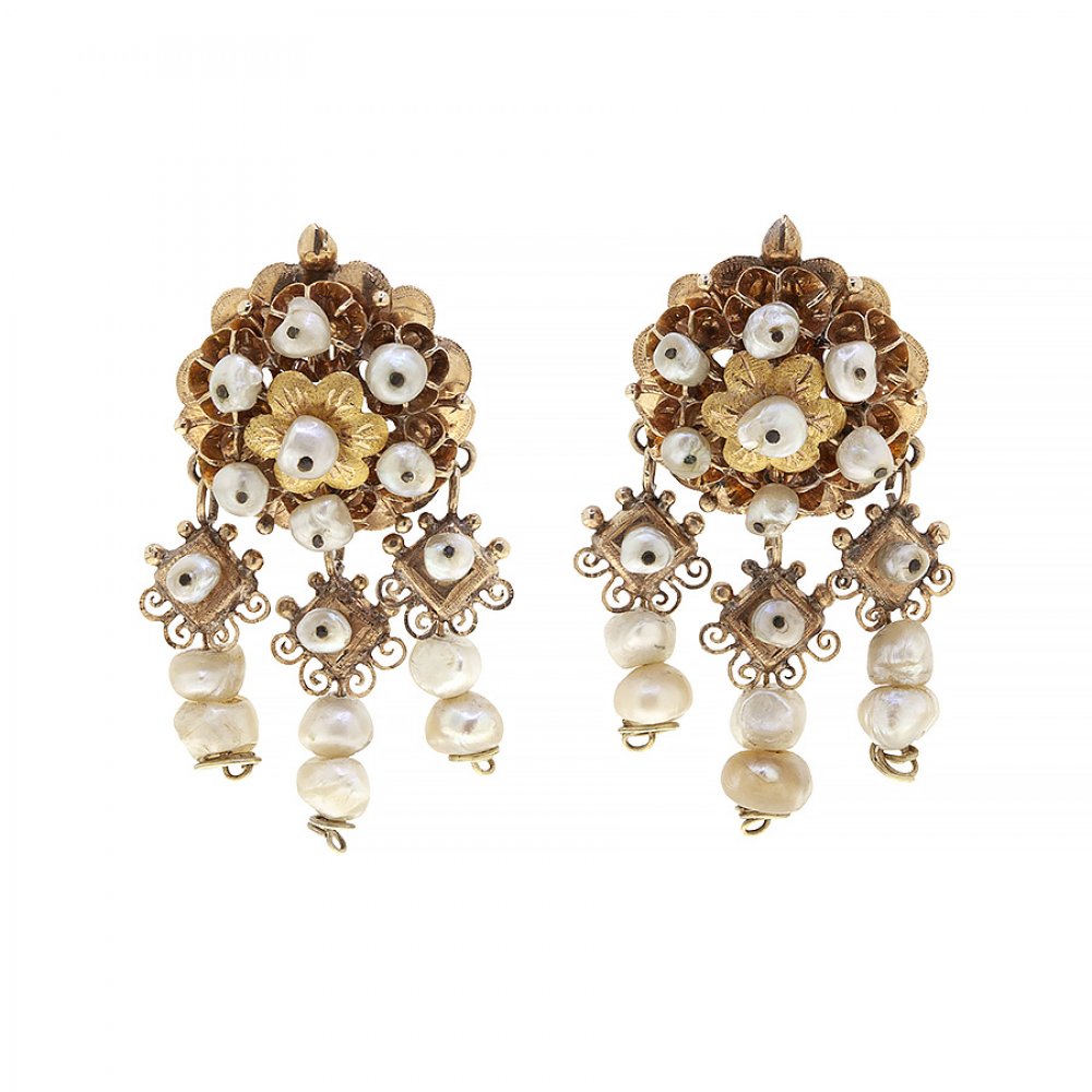 Pair of Valencian polka earrings, from the late 19th century, in 18 kt yellow gold, and freshwater