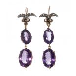 Pair of long earrings with movement, in gold and amethysts. S. XIX. Model with three bodies, the